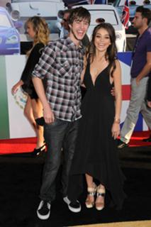 Sarah Hyland feet photo thumbnail