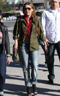 Miley Cyrus feet photo thumbnail