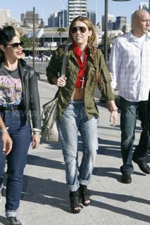 Miley Cyrus feet photo thumbnail