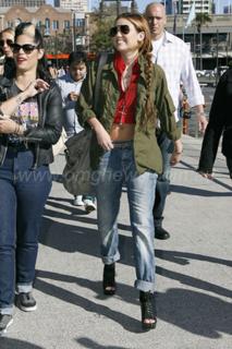 Miley Cyrus feet photo thumbnail