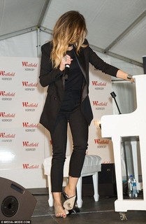 Delta Goodrem feet photo thumbnail
