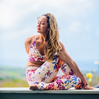 Kino MacGregor feet photo thumbnail