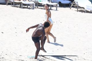 Selena Gomez feet photo thumbnail