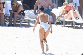Selena Gomez feet photo thumbnail