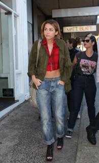 Miley Cyrus feet photo thumbnail