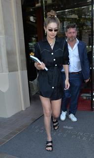 Gigi Hadid feet photo thumbnail