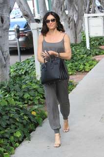 Abigail Spencer feet photo thumbnail