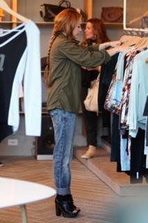Miley Cyrus feet photo thumbnail
