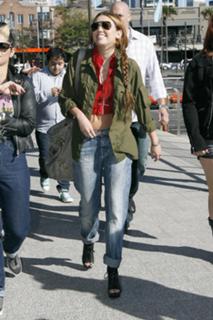 Miley Cyrus feet photo thumbnail