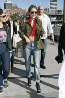 Miley Cyrus feet photo thumbnail