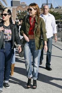 Miley Cyrus feet photo thumbnail