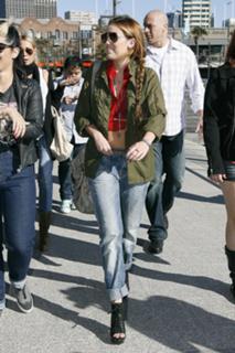 Miley Cyrus feet photo thumbnail