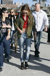 Miley Cyrus feet photo thumbnail