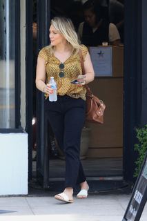 Hilary Duff feet photo thumbnail