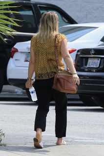 Hilary Duff feet photo thumbnail