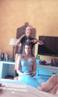 Kriti Sanon feet photo thumbnail