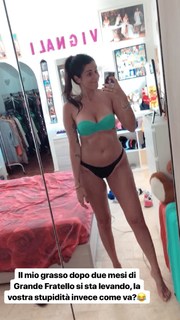 Valentina Vignali feet photo thumbnail