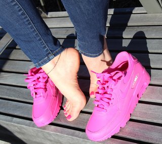 Rebecca Berardi feet photo thumbnail