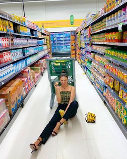 Isis Valverde feet photo thumbnail