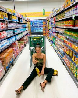 Isis Valverde feet photo thumbnail