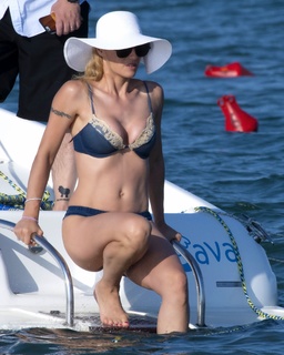 Michelle Hunziker feet photo thumbnail