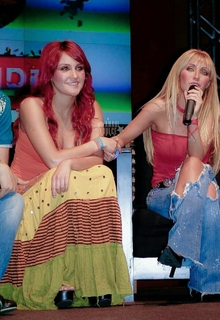 Dulce María feet photo thumbnail