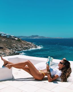 Izabel Goulart feet photo thumbnail