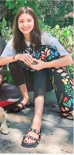Anushka Sharma feet photo thumbnail