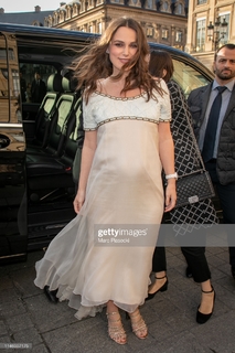 Keira Knightley feet photo thumbnail