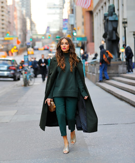 Olivia Culpo feet photo thumbnail