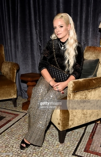 Lily Allen feet photo thumbnail