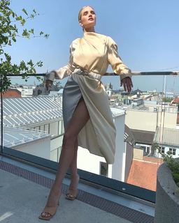 Rosie Huntington-Whiteley feet photo thumbnail