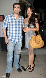 Malaika Arora feet photo thumbnail
