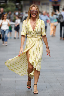 Amanda Holden feet photo thumbnail