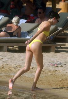 Kendall Jenner feet photo thumbnail