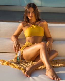 Isis Valverde feet photo thumbnail