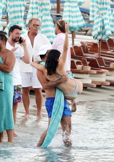 Kendall Jenner feet photo thumbnail