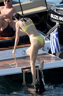 Kendall Jenner feet photo thumbnail
