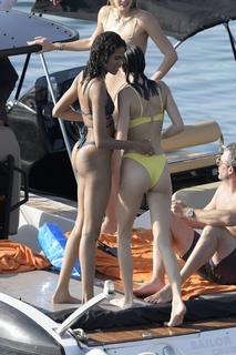 Kendall Jenner feet photo thumbnail