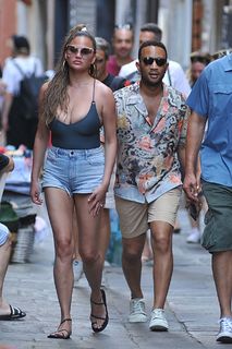 Chrissy Teigen feet photo thumbnail