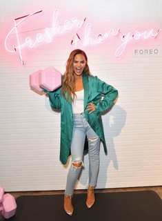 Chrissy Teigen feet photo thumbnail