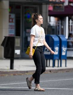 Elizabeth Olsen feet photo thumbnail