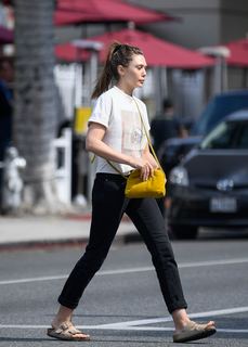 Elizabeth Olsen feet photo thumbnail