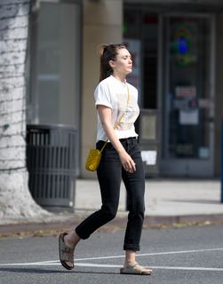 Elizabeth Olsen feet photo thumbnail