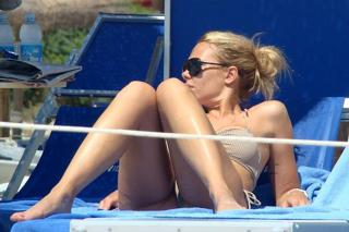 Ilary Blasi feet photo thumbnail