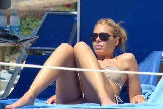 Ilary Blasi feet photo thumbnail