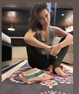 Claudia Lizaldi feet photo thumbnail