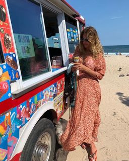 Kelly Bensimon feet photo thumbnail