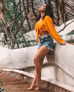 Kéfera Buchmann feet photo thumbnail