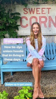 Nina Agdal feet photo thumbnail